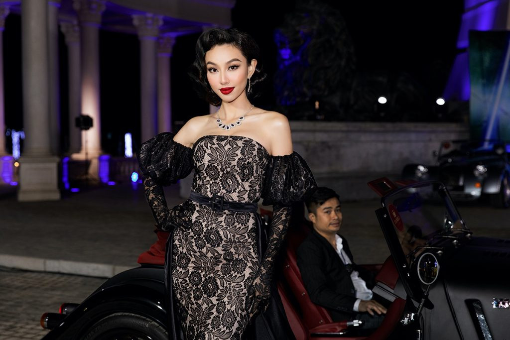 Suýt ngã do trang phục cồng kềnh, Hoa hậu Thùy Tiên vẫn chiếm spotlight tại show thời trang