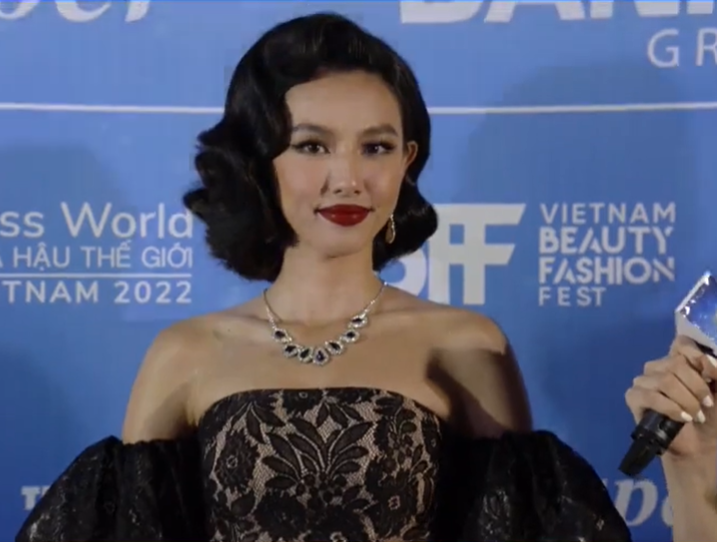 Suýt ngã do trang phục cồng kềnh, Hoa hậu Thùy Tiên vẫn chiếm spotlight tại show thời trang