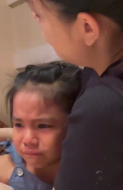 Con gái Phạm Quỳnh Anh khóc nấc khi xem MV Vai “Ác” của mẹ