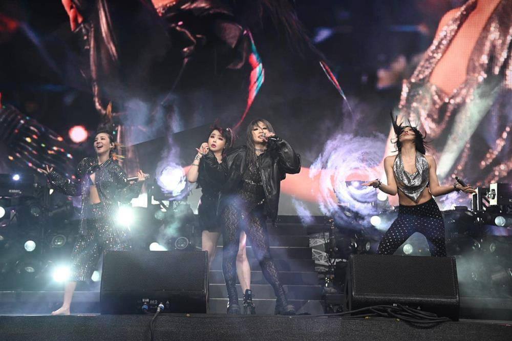 Tóc Tiên khóc khi 2NE1 bất ngờ tái hợp sau 6 năm tại Coachella