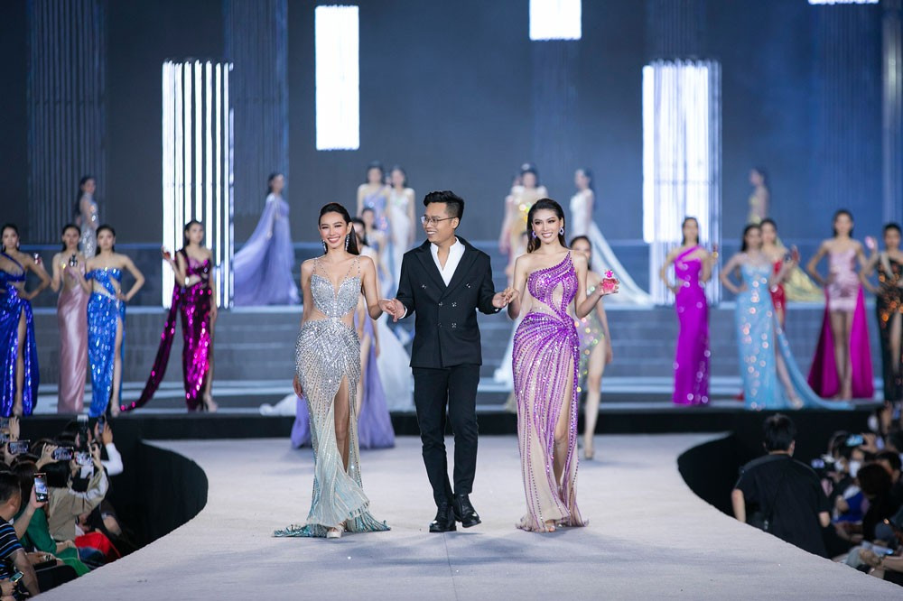 Đảm nhận vị trí vedette, Thùy Tiên đẹp như tượng tạc tại đêm thi thời trang của Miss World Vietnam 2022