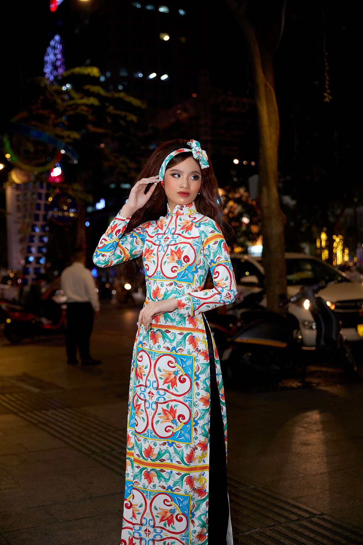 Bảo Hà thích thú khi diện áo dài Việt, hoá Cô Ba Sài Gòn sải bước trên phố đi bộ Nguyễn Huệ