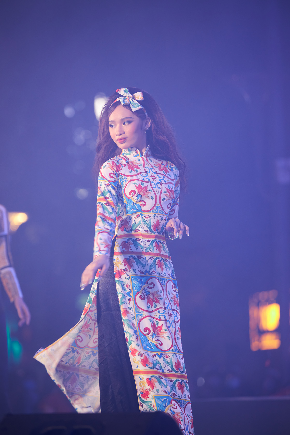 Bảo Hà thích thú khi diện áo dài Việt, hoá Cô Ba Sài Gòn sải bước trên phố đi bộ Nguyễn Huệ