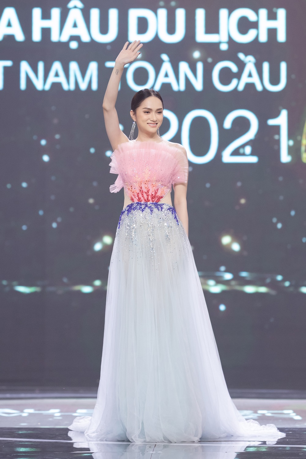 Hương Giang chấm thi Hoa hậu Du lịch Việt Nam Toàn cầu
