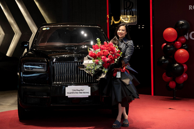 Thành viên hội chị em của Ngọc Trinh có người vừa tậu siêu xe 60 tỷ, netizen xuýt xoa: Sao chị giàu quá vậy