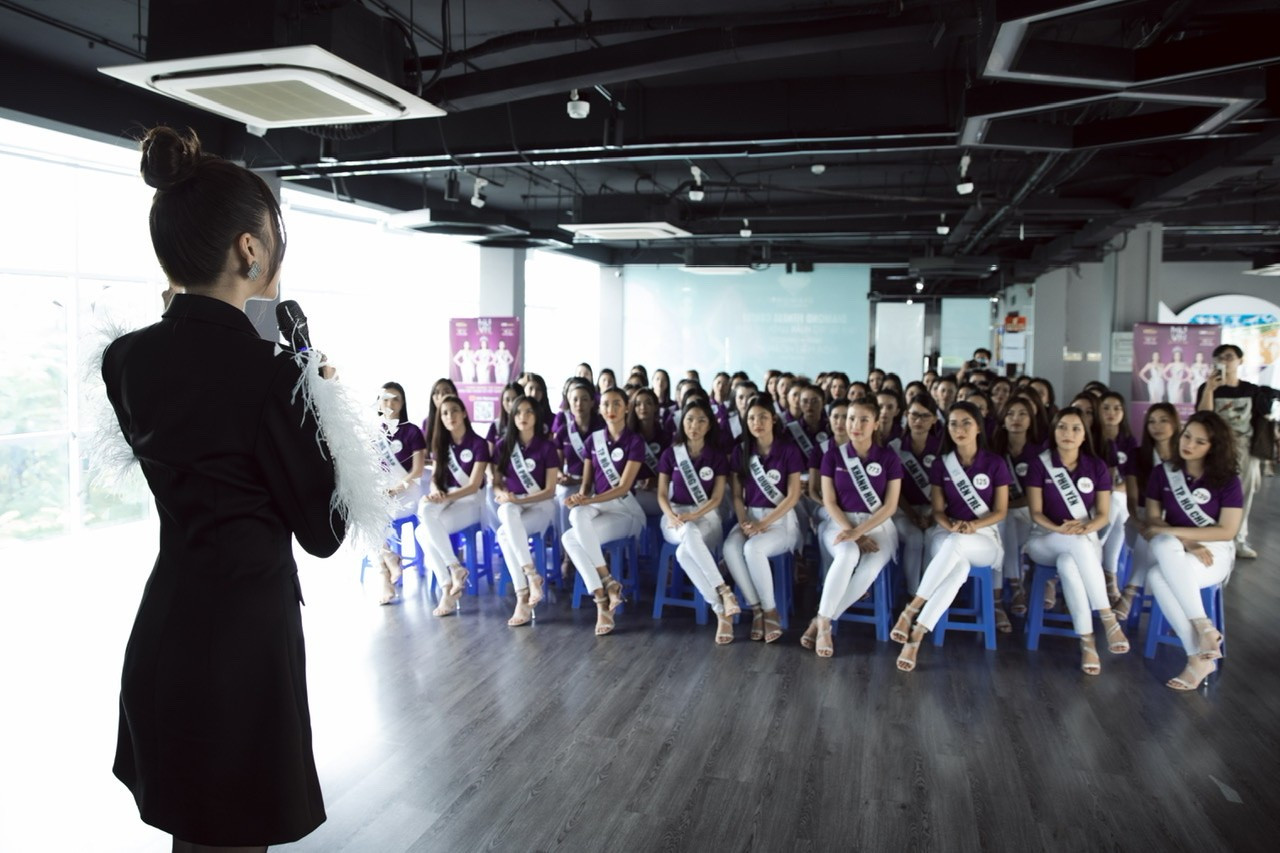 MC Thanh Thanh Huyền chia sẻ quan điểm Phụ nữ chơi golf săn đại gia tại buổi hướng dẫn kỹ năng giao tiếp cho các thí sinh thi Hoa hậu
