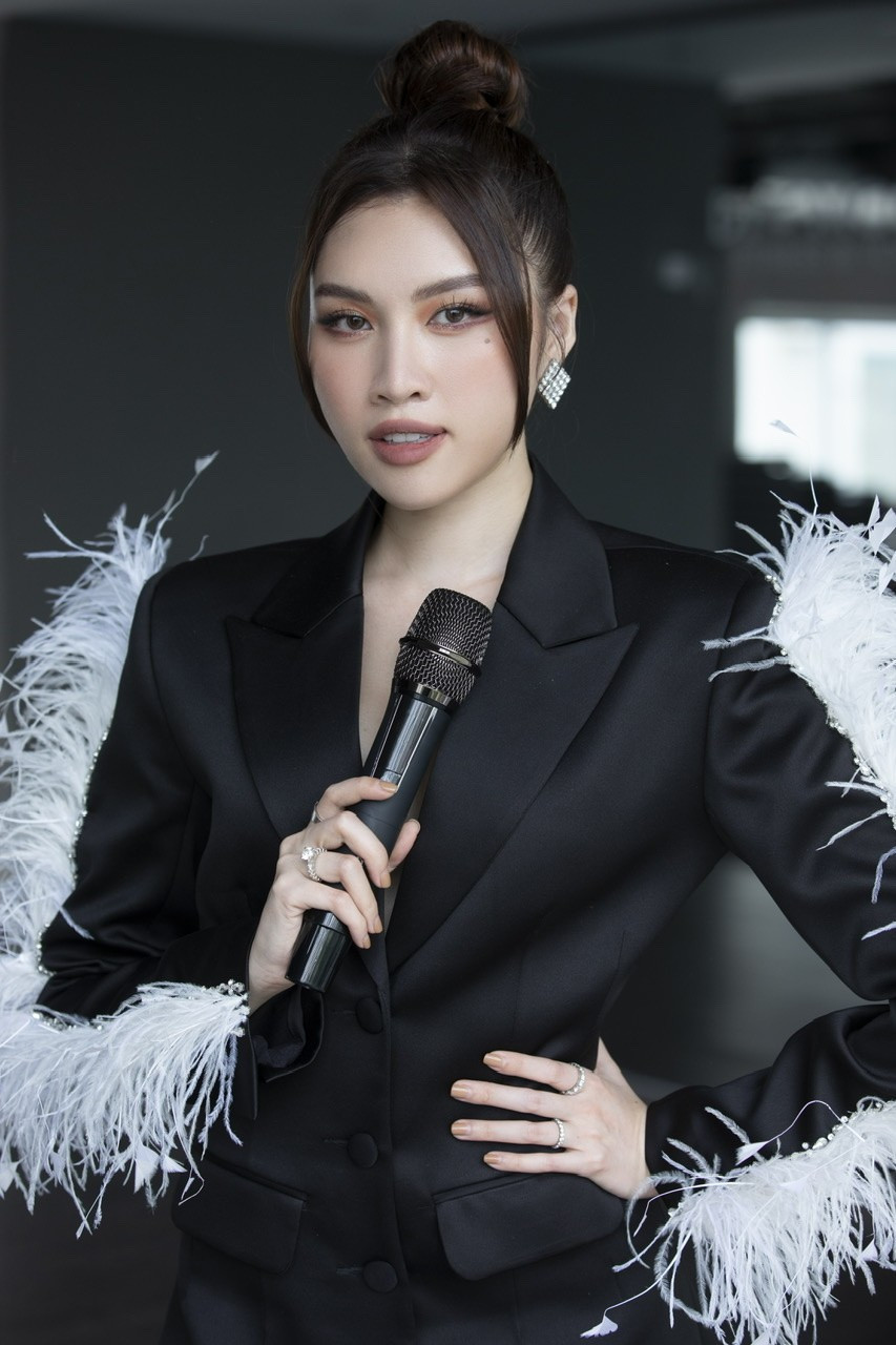 MC Thanh Thanh Huyền chia sẻ quan điểm Phụ nữ chơi golf săn đại gia tại buổi hướng dẫn kỹ năng giao tiếp cho các thí sinh thi Hoa hậu