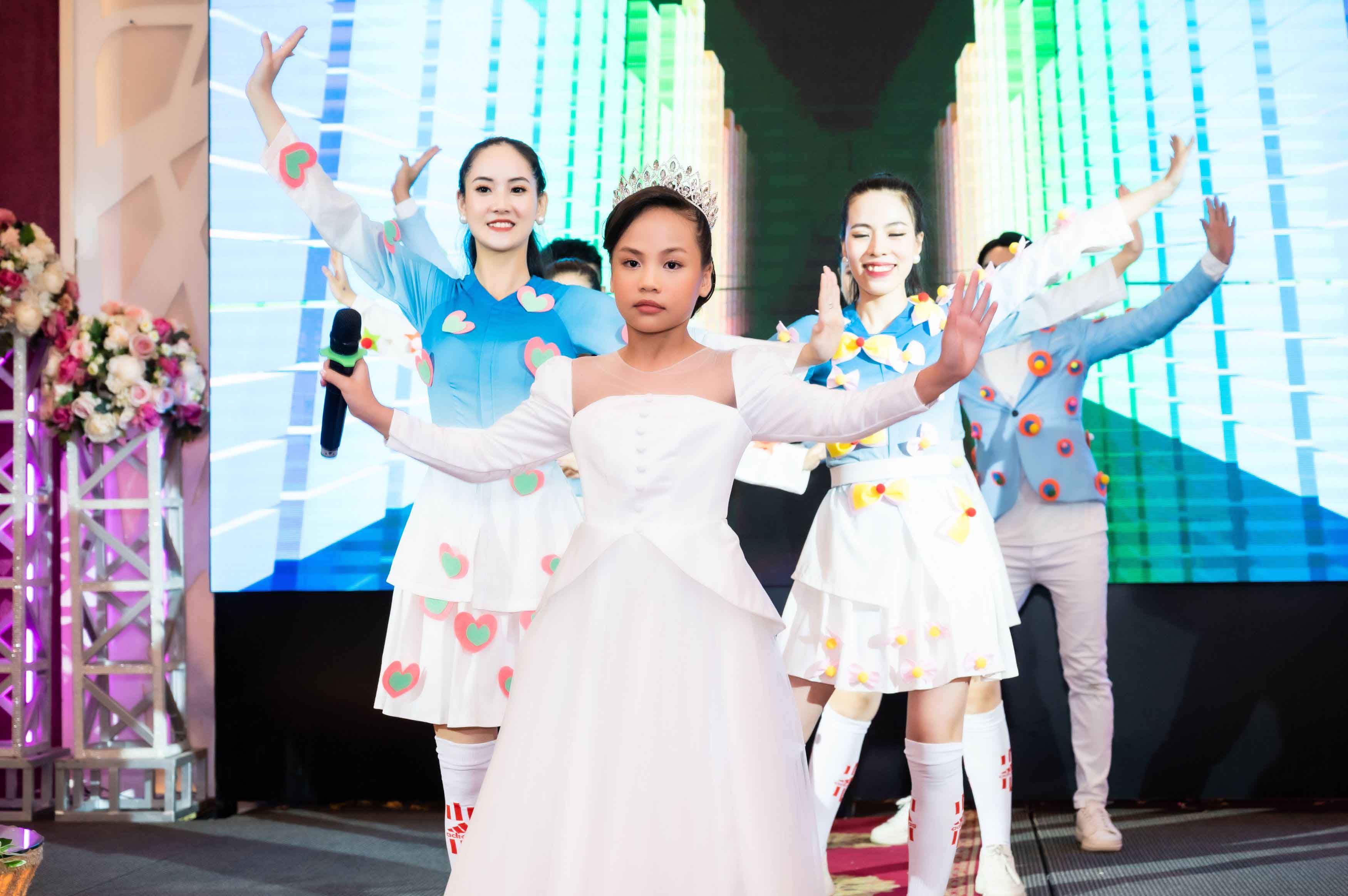 Hoa hậu nhí Việt Nam Phùng Hiểu Anh tham dự cuộc thi Little Miss United Nations tại Ấn Độ