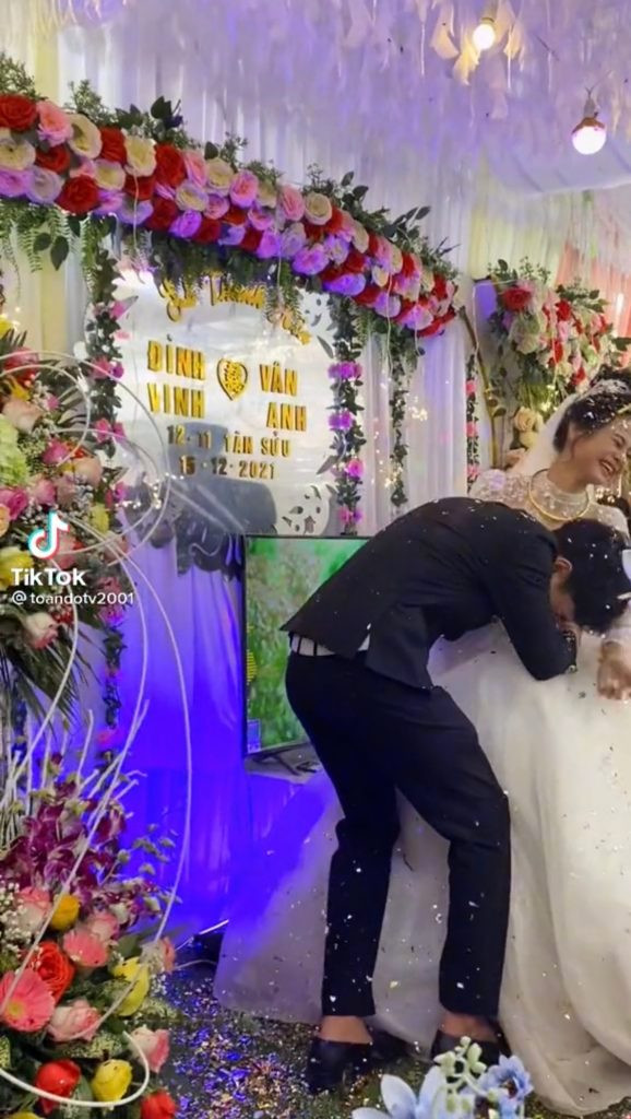 Hậu trường trao nụ hôn có phần “cồng kềnh” giữa chú rể 1m9 và cô dâu 1m7 Hậu trường trao nụ hôn có phần “cồng kềnh” giữa chú rể 1m9 và cô dâu 1m7