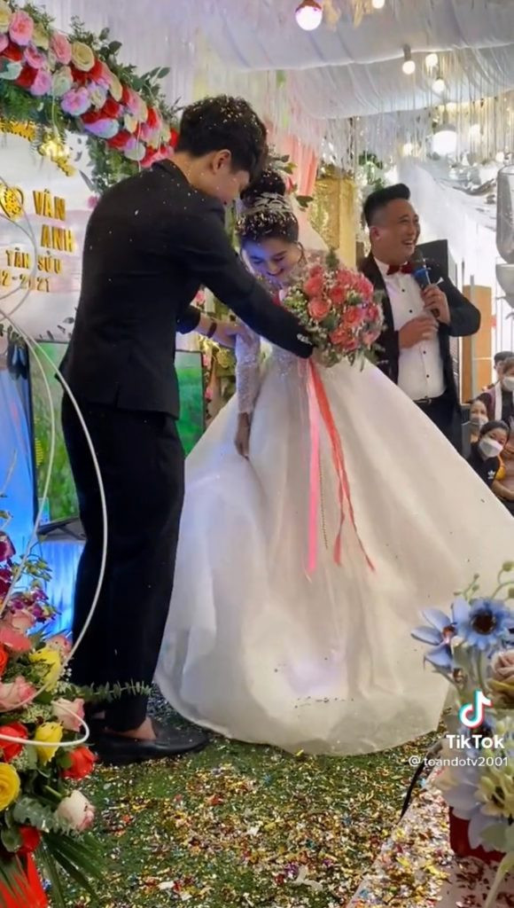 Hậu trường trao nụ hôn có phần “cồng kềnh” giữa chú rể 1m9 và cô dâu 1m7 Hậu trường trao nụ hôn có phần “cồng kềnh” giữa chú rể 1m9 và cô dâu 1m7
