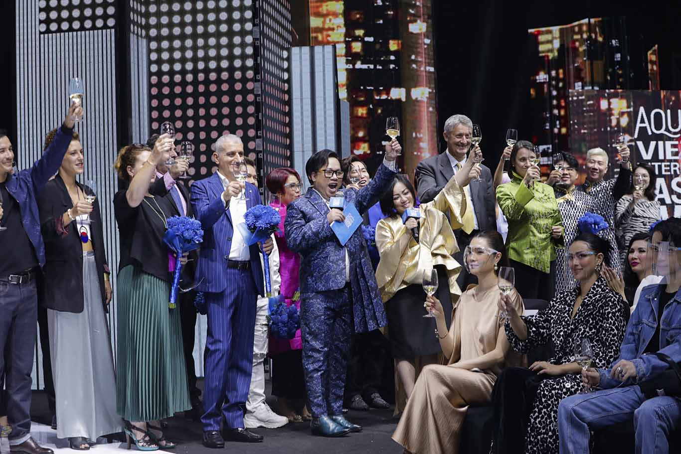 Tuần lễ thời trang quốc tế Việt Nam Xuân Hè trở lại mạnh mẽ, thúc đẩy thời trang hậu đại dịch