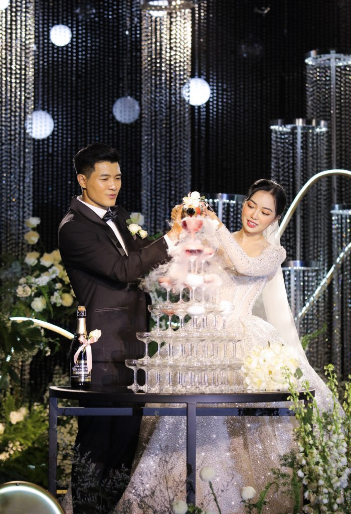 Hòa Minzy và vợ Công Phượng lần đầu đụng độ tại đám cưới Đức Chinh