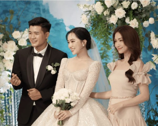 Hòa Minzy và vợ Công Phượng lần đầu đụng độ tại đám cưới Đức Chinh