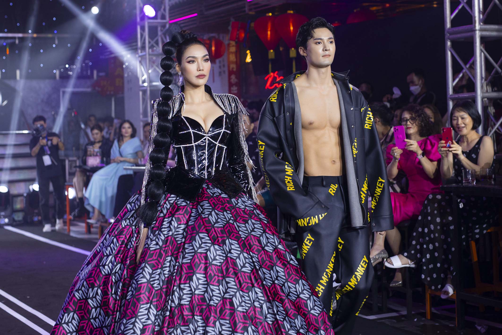 Hương Giang cùng học trò càn quét show thời trang, Lan Khuê sải bước cùng mỹ nam Hàn Quốc