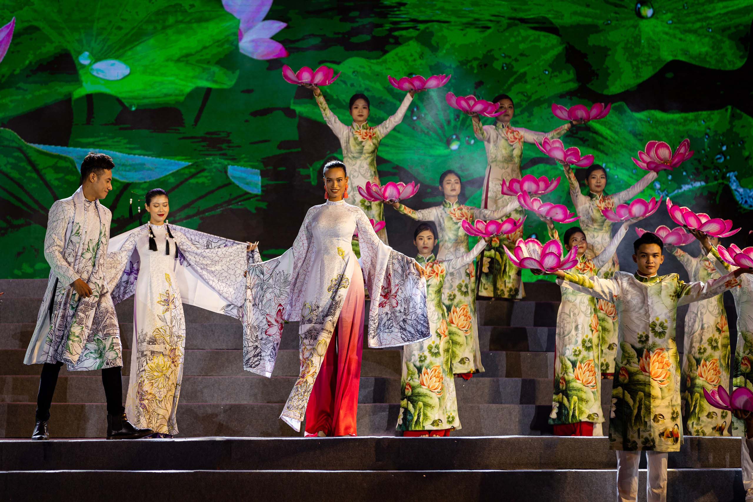 Dàn Hoa hậu, Nam vương diện áo dài trên quê Bác Hồ trong BST mới của NTK Việt Hùng