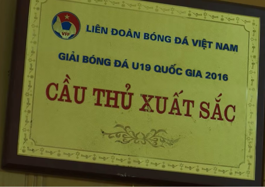 Việt Nam giành HCV tại SEA Games 31, chàng cầu thủ ấm áp mang huy chương về cho mẹ