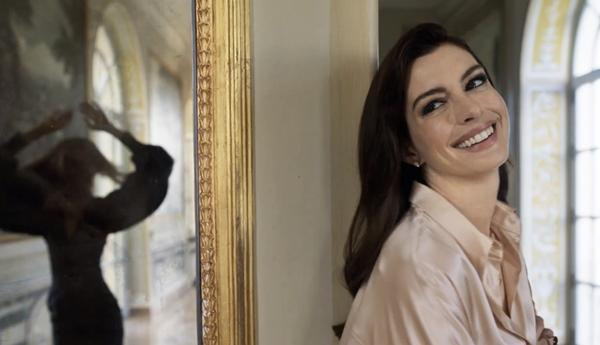  Anne Hathaway và Zendaya trong cùng cảnh quay. 