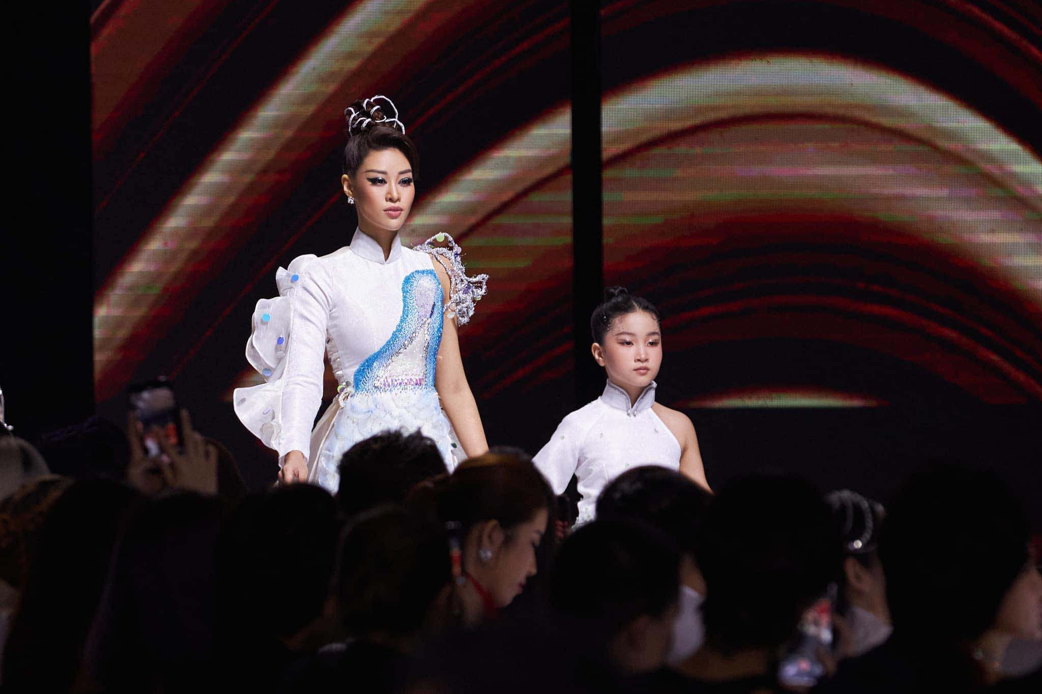 Mẫu nhí ​​đọ dáng cùng Hoa hậu Khánh Vân trên sàn catwalk của VIFW 2022