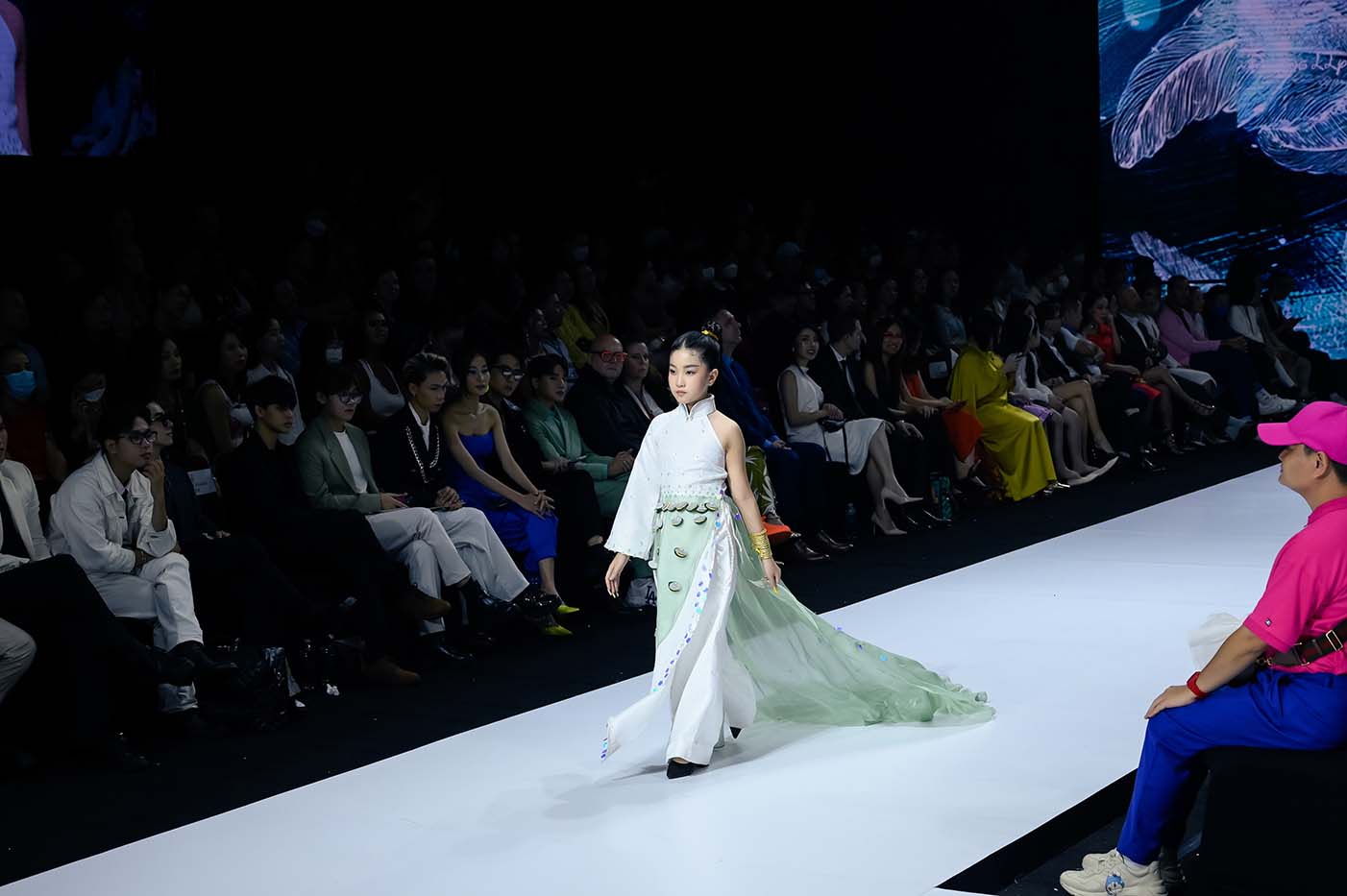 Mẫu nhí ​​đọ dáng cùng Hoa hậu Khánh Vân trên sàn catwalk của VIFW 2022