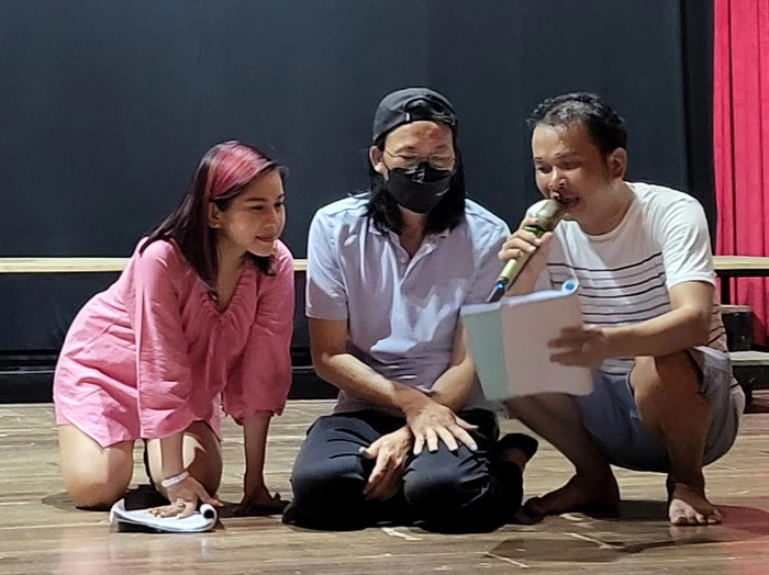 Hình ảnh mệt mỏi của nghệ sĩ Hoài Linh khi tập diễn kịch