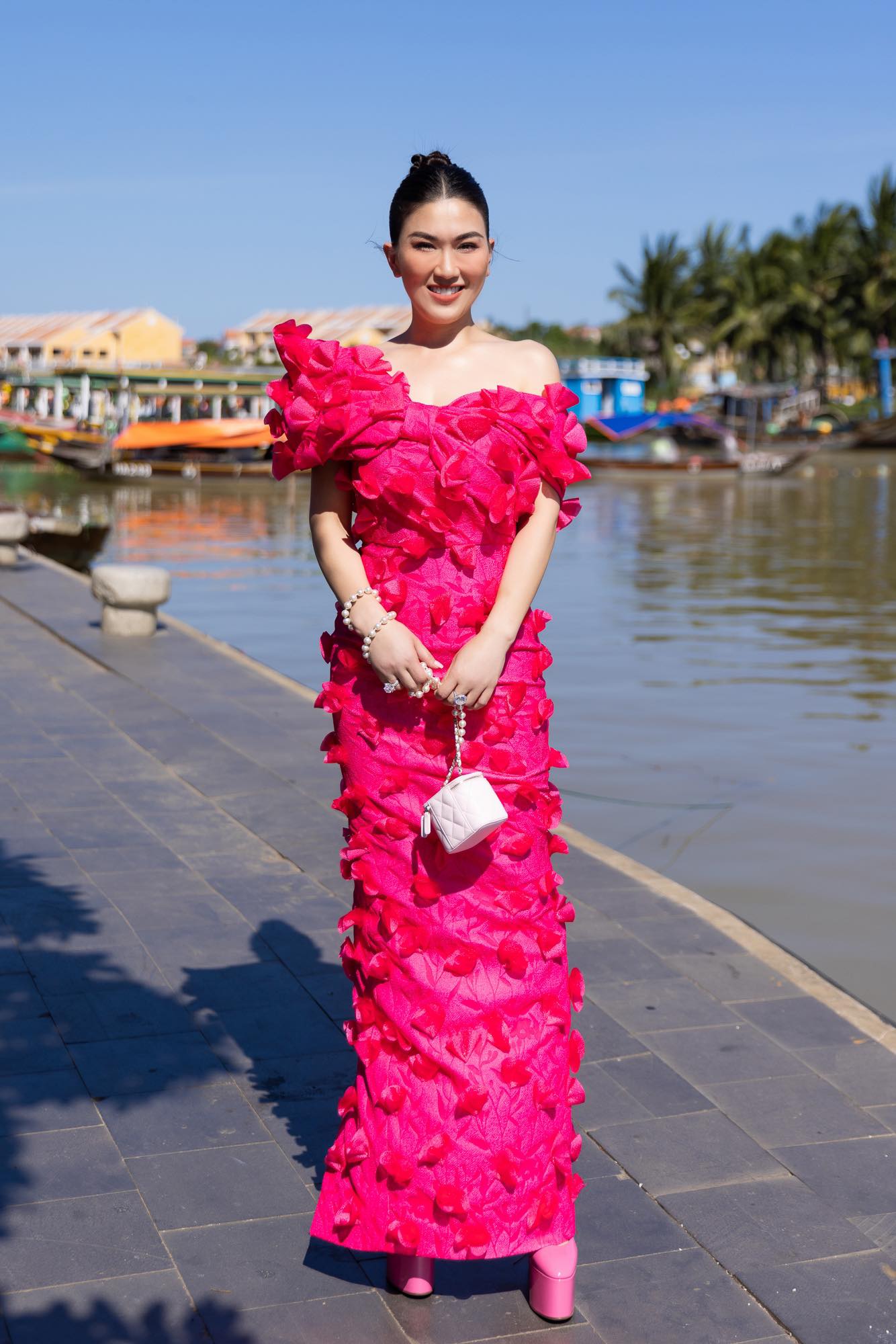 Fashionista Châu Lê Thu Hằng dịu dàng trong thiết kế đầm dáng suông, cách điệu khoe xương quai xanh.