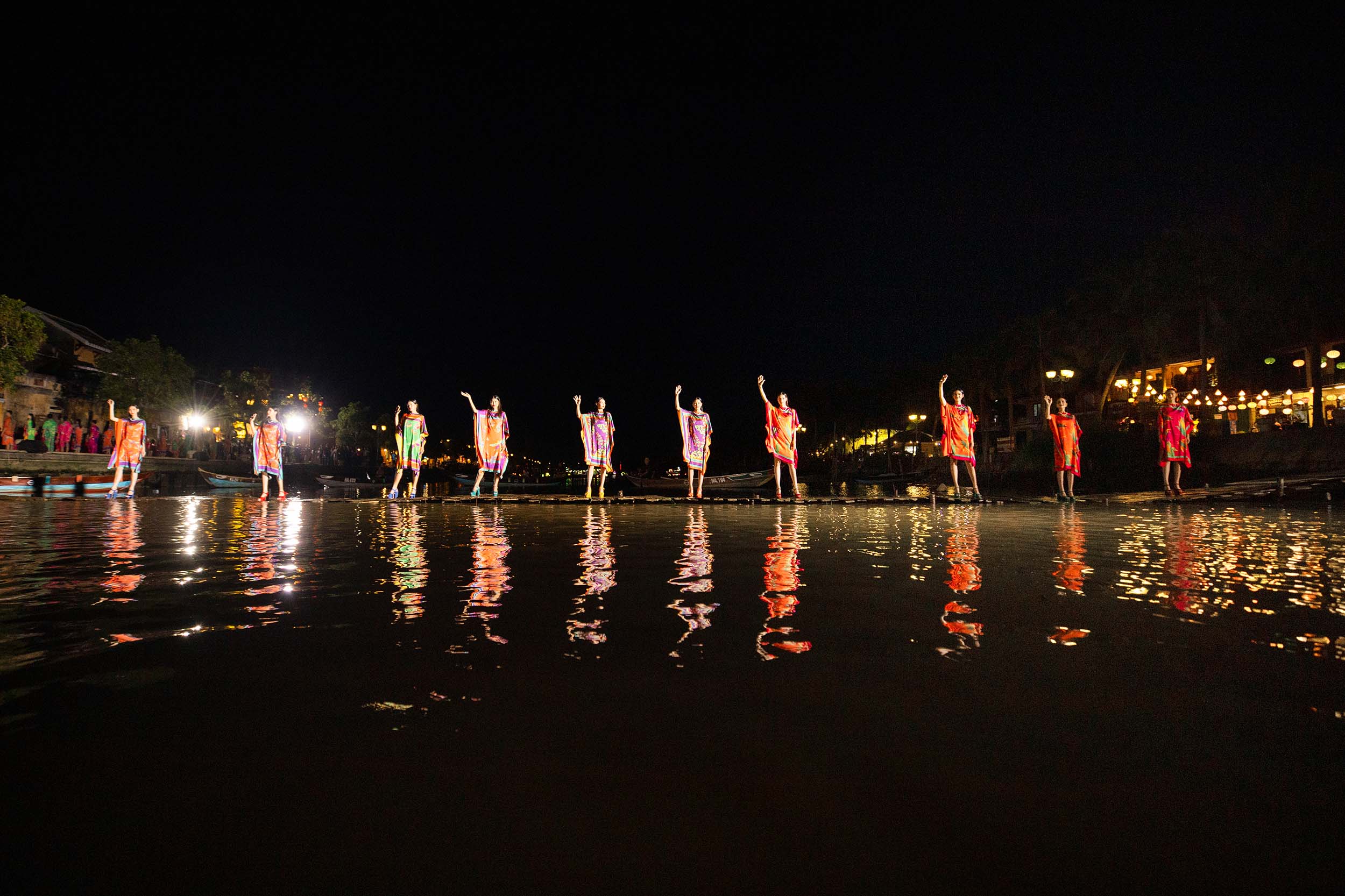 NTK Việt dựng sàn runway nổi trên mặt nước, điểm nhấn khó quên trong show diễn Vùng trời bình yên
