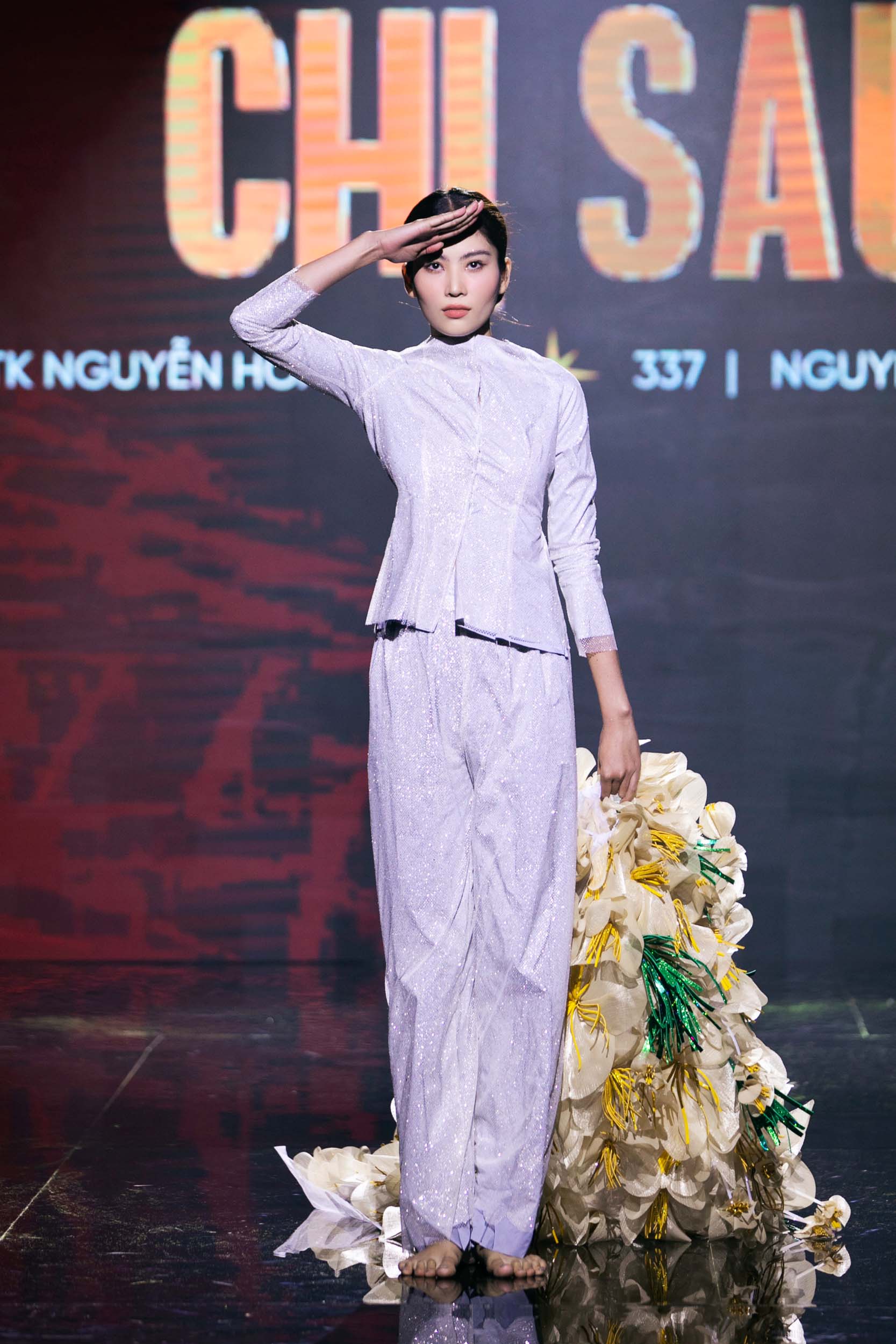 Bánh tráng trộn- gỏi cuốn- tôm tre mỹ nghệ trở thành trang phục dân tộc lộng lẫy tại Hoa hậu hoàn vũ Việt Nam