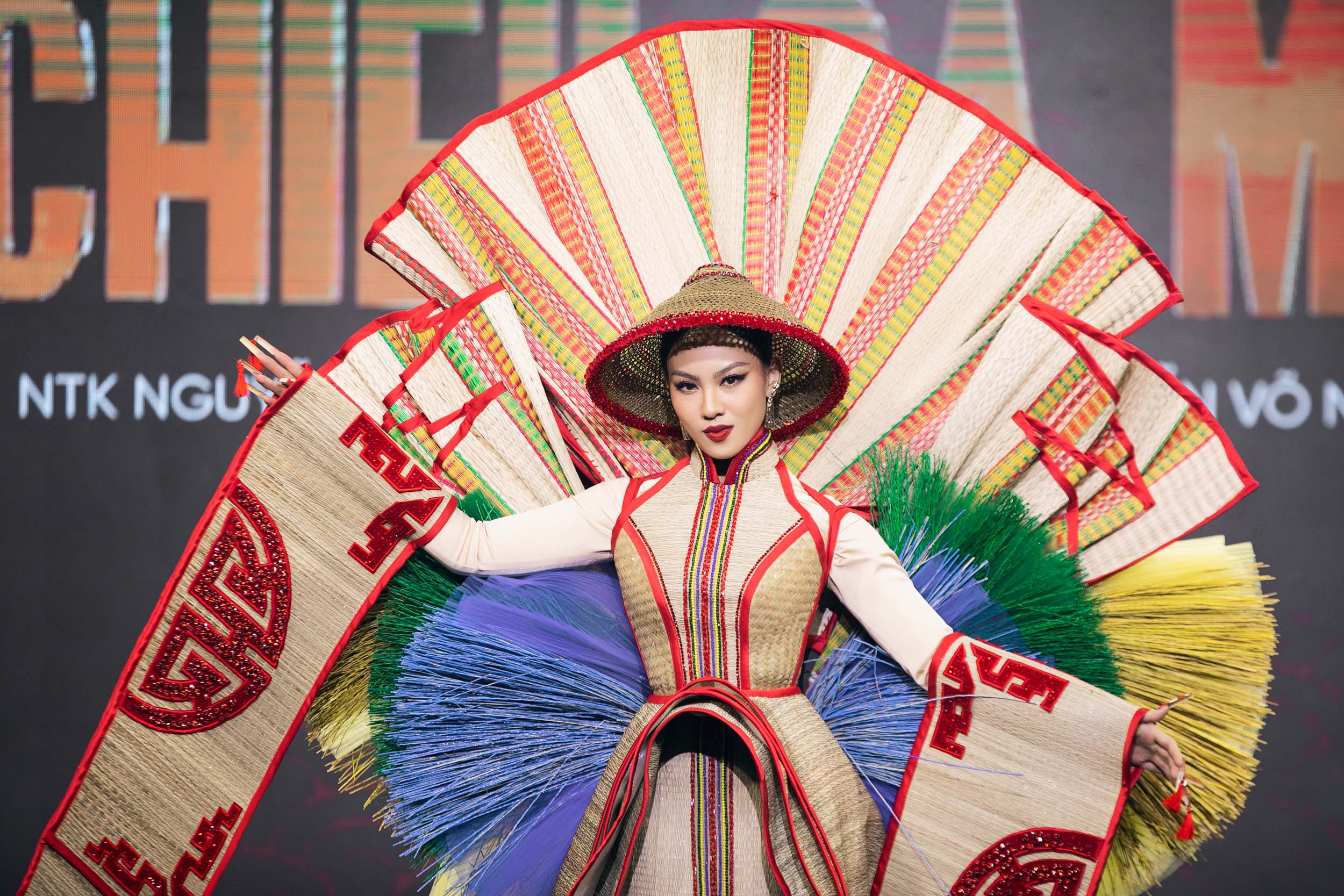 Bánh tráng trộn- gỏi cuốn- tôm tre mỹ nghệ trở thành trang phục dân tộc lộng lẫy tại Hoa hậu hoàn vũ Việt Nam