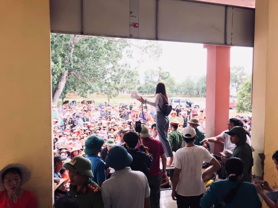 Khung cảnh đông nghẹt ở những địa điểm đoàn thiện nguyện của ca sĩ Thuỷ Tiên trao tiền
