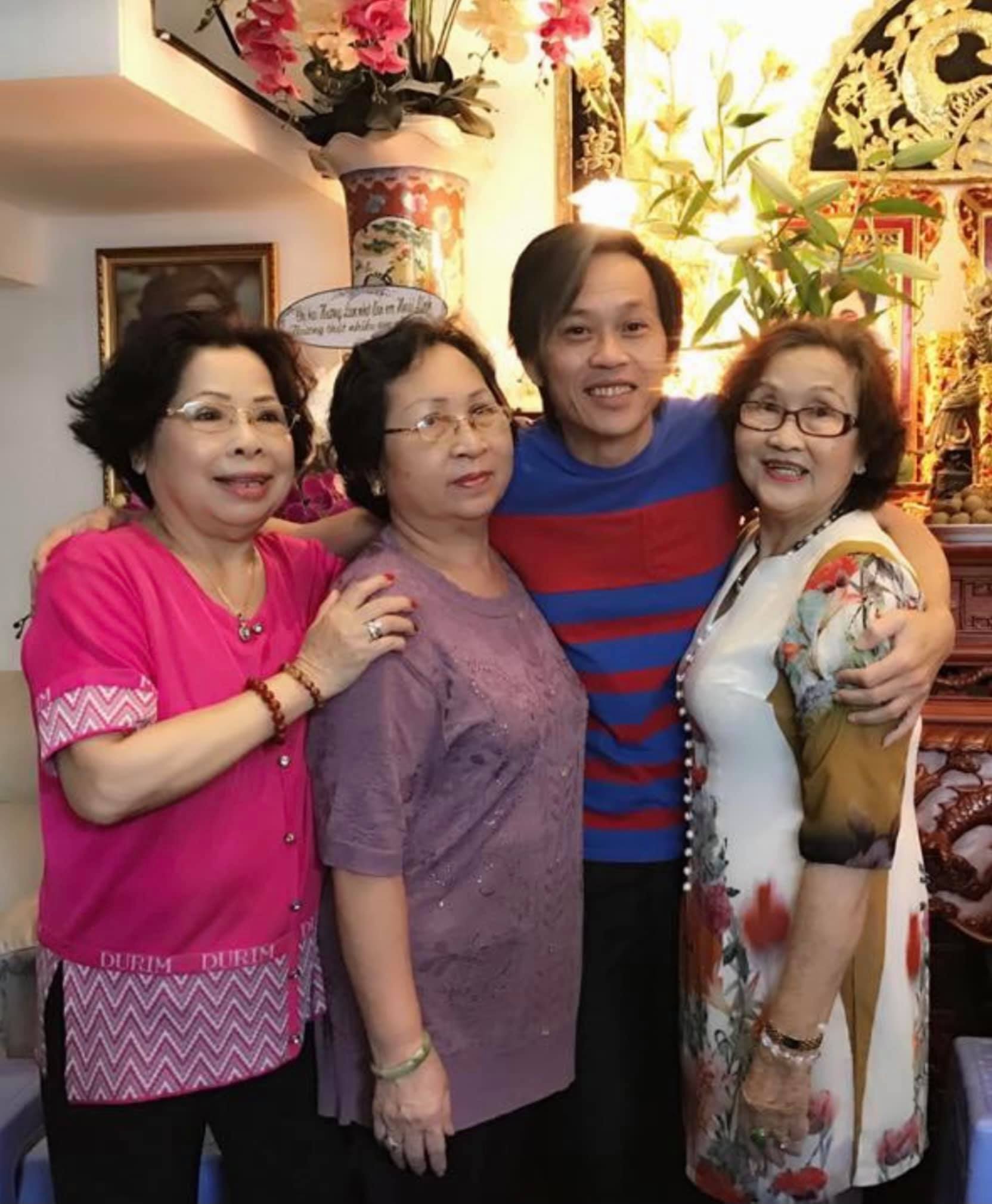 Người dì thân thiết của NSUT Hoài Linh vừa đời tại Mỹ (người mặc áo hồng đứng ngoài cùng bên trái)