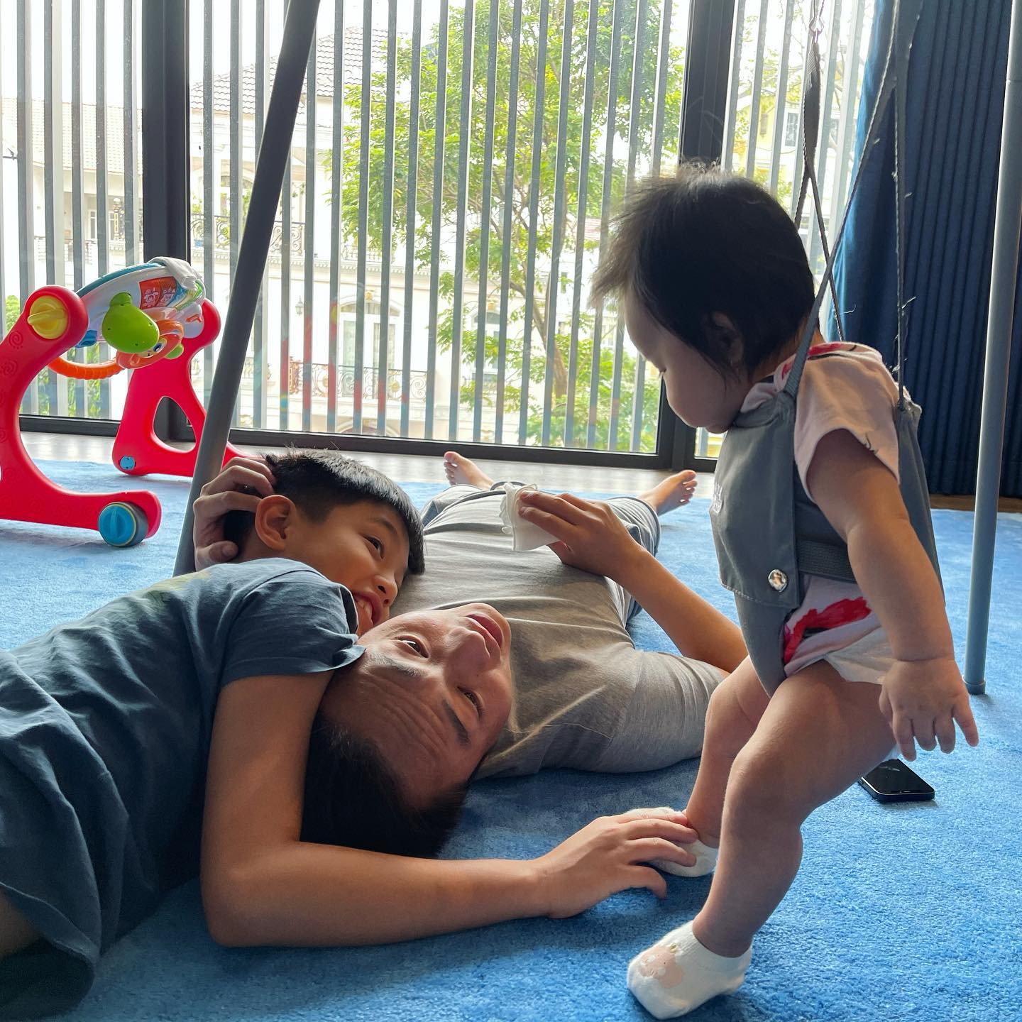 Đàm Thu Trang chia sẻ hình ảnh 3 cha con Cường Đôla chơi đùa cùng nhau