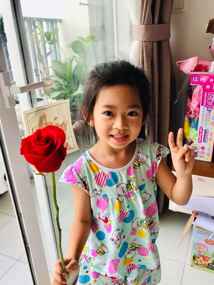 Con gái Mai Phương đang sống yên ổn và hạnh phúc tại nhà nội với sự hỗ trợ chăm sóc của 2 cô bảo mẫu thân cận.