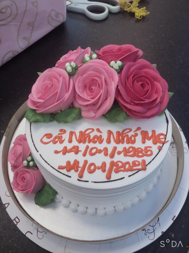 Bánh kem đầy hoa hồng và lời nhắn nhủ của bé Lavie dành cho người mẹ quá cố Mai Phương