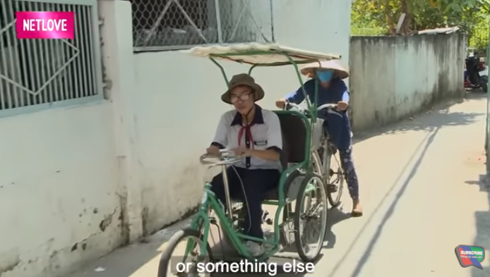 Hằng ngày em được bà nội đưa đến trường bằng xe lăn