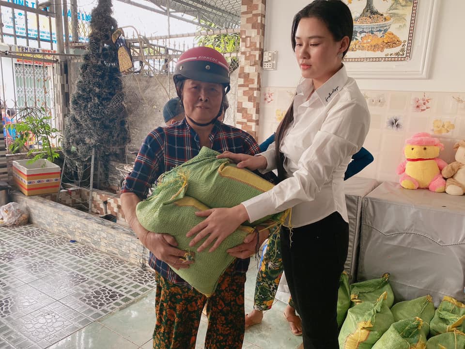 Vợ Vân Quang Long mang tiền phúng điếu đi làm từ thiện sau lùm xùm đòi chia tiền trong đám tang chồng - ảnh 2