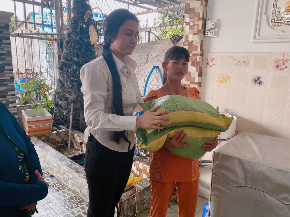 Vợ Vân Quang Long mang tiền phúng điếu đi làm từ thiện sau lùm xùm đòi chia tiền trong đám tang chồng - ảnh 3