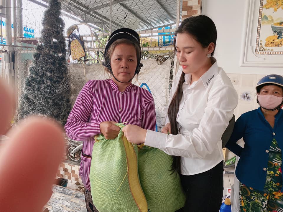 Linh Lan phát 1 tấn gạo cho bà con nghèo Vĩnh Long