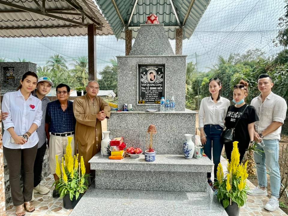 Vợ chồng Ưng Hoàng Phúc và những người bạn hôm nay ghé thăm mộ Vân Quang Long