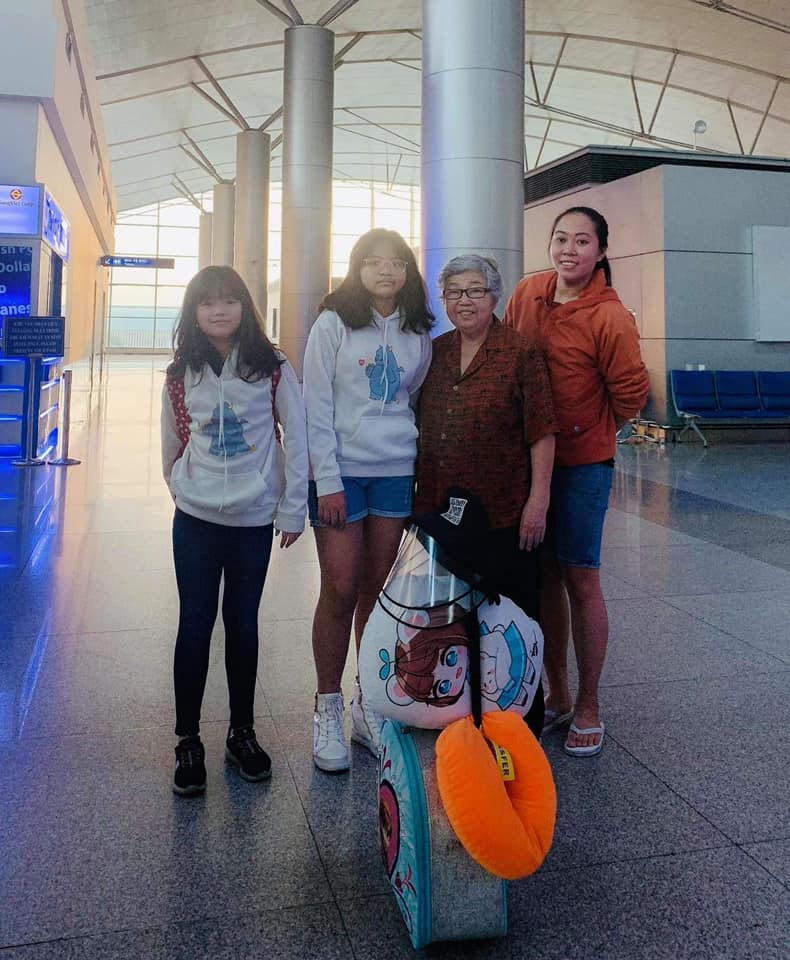 Gia đình 'check in' chia tay tại sân bay