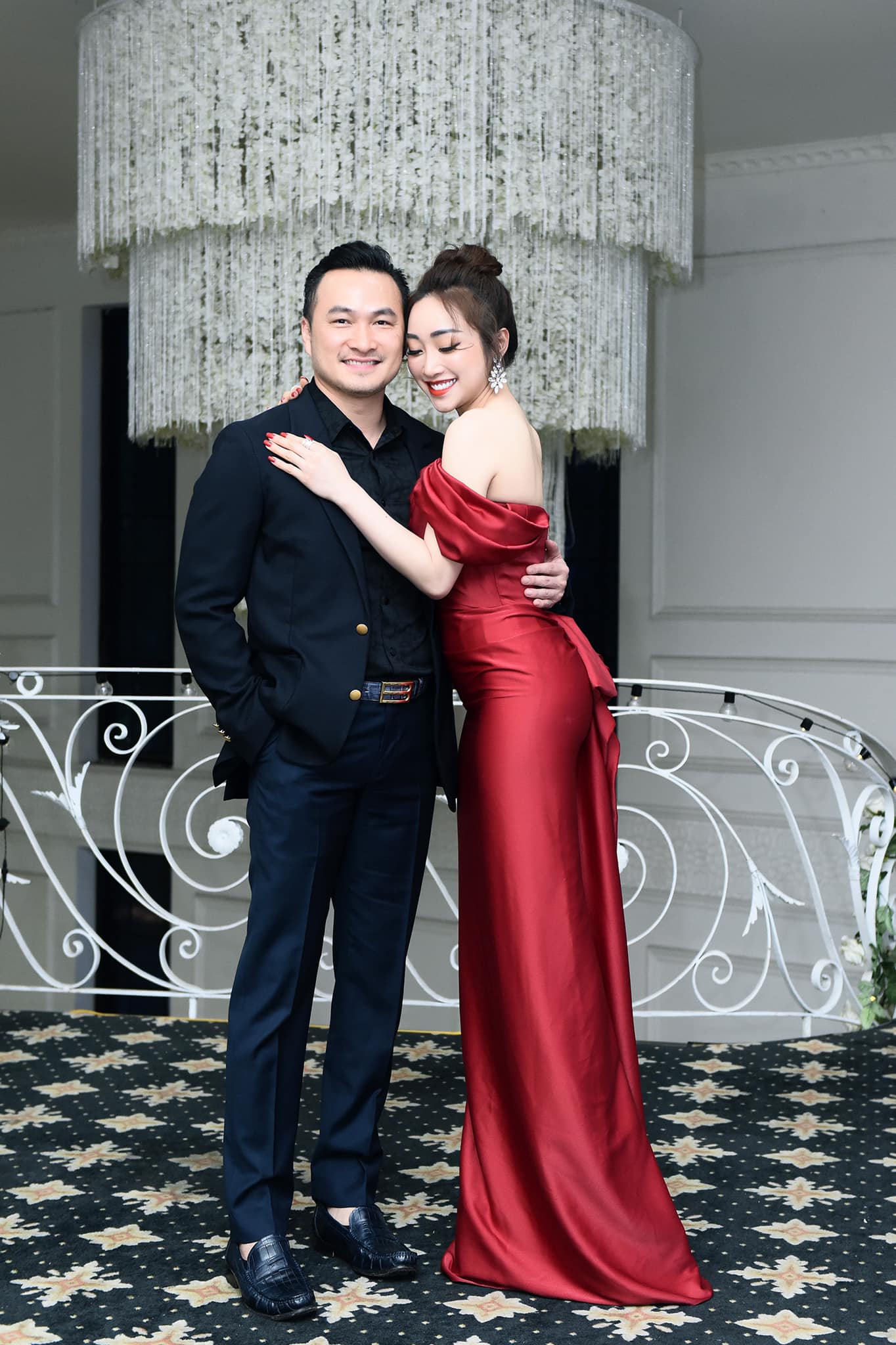 Diễn viên Chi Bảo thông báo đã kết hôn với bạn gái kém 16 tuổi