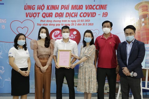 Vợ chồng Công Vinh-Thủy Tiên ủng hộ tiền mua vắc xin