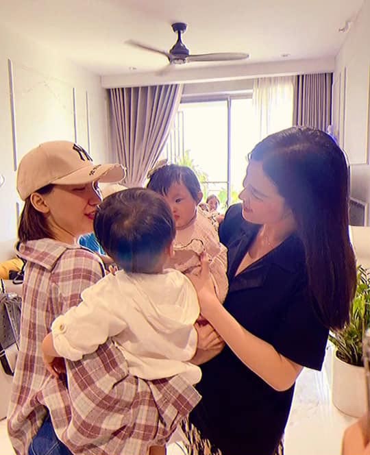 Con trai Hòa Minzy và con gái Đông Nhi lần đầu hội ngộ cùng nhau, bé Winnie nhìn anh Bo sững sờ!