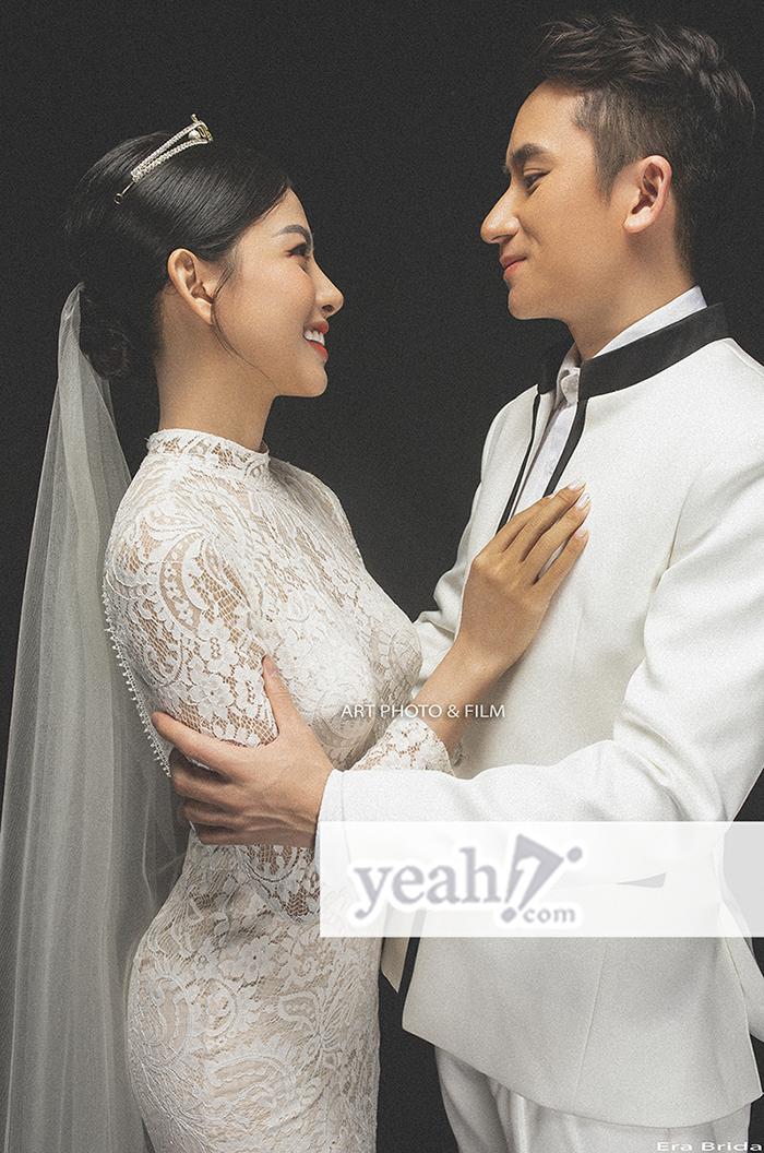 Cặp đôi diện trang phục trắng và trao nhau ánh mắt, nụ cười tình tứ khiến fan hạnh phúc lây