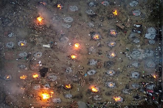 Hình ảnh các thi thể tại Ấn Độ phải đưa ra bãi đất trống hỏa thiêu vì tình hình tử vong do Covid-19 đã ở mức báo động đỏ.
