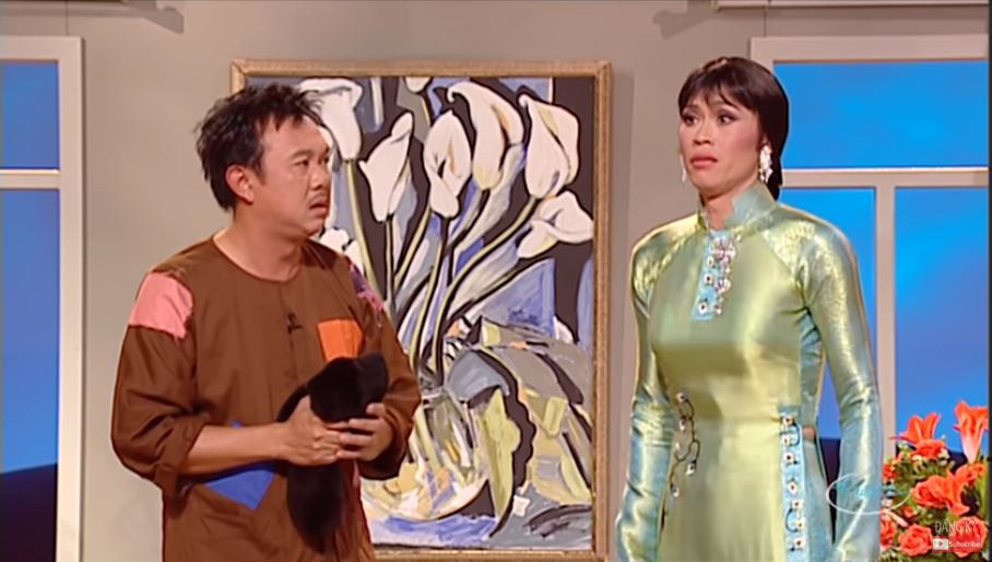 NS Hoài Linh trong vở 'Ru lại câu hò' đóng cặp cùng cố nghệ sĩ Chí Tài, lúc này khán giả đang thổn thức vì body đẹp mê ly của nam danh hài khi diện áo dài.