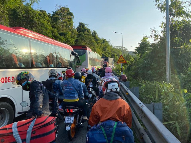 Từ xe lớn đến xe nhỏ đều bị kẹt xe nghiêm trọng tại đèo Bảo Lộc hướng lên TP Đà Lạt