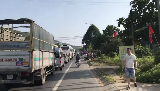 Thực hư chuyện nhóm thanh niên dọn bàn ra nhậu khi bị kẹt xe trên đèo Bảo Lộc (Lâm Đồng) - ảnh 1