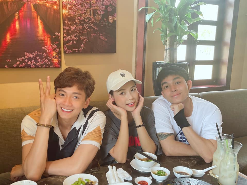Sam khoe ảnh chụp cùng 2 thành viên Running Man Viet Nam mùa 2 là Ngô Kiến Huy và Jun Phạm