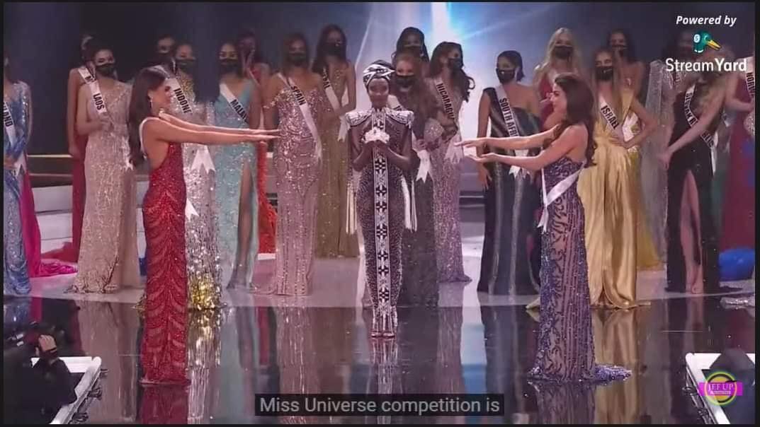 Giây phút chờ sướng tên ngôi vị cao nhất tại Miss Universe 2020, 2 người đẹp đứng 'cách biệt trùng dương' để phòng dịch.