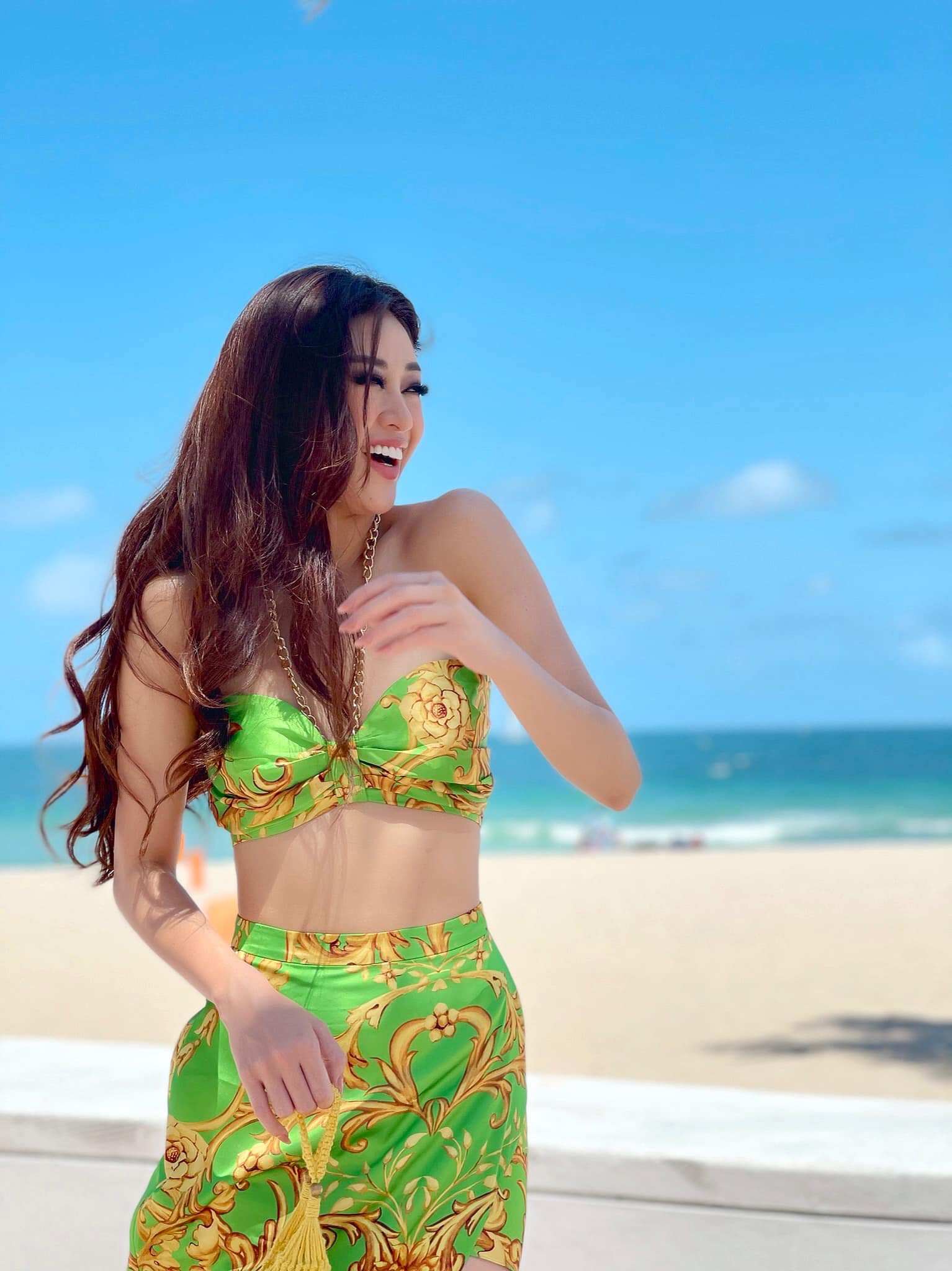 Khánh Vân khoe dáng gợi cảm hết nấc tại Mỹ hậu Miss Universe 2020, nhưng chú ý đổ dồn vào chiếc túi độc lạ - ảnh 8